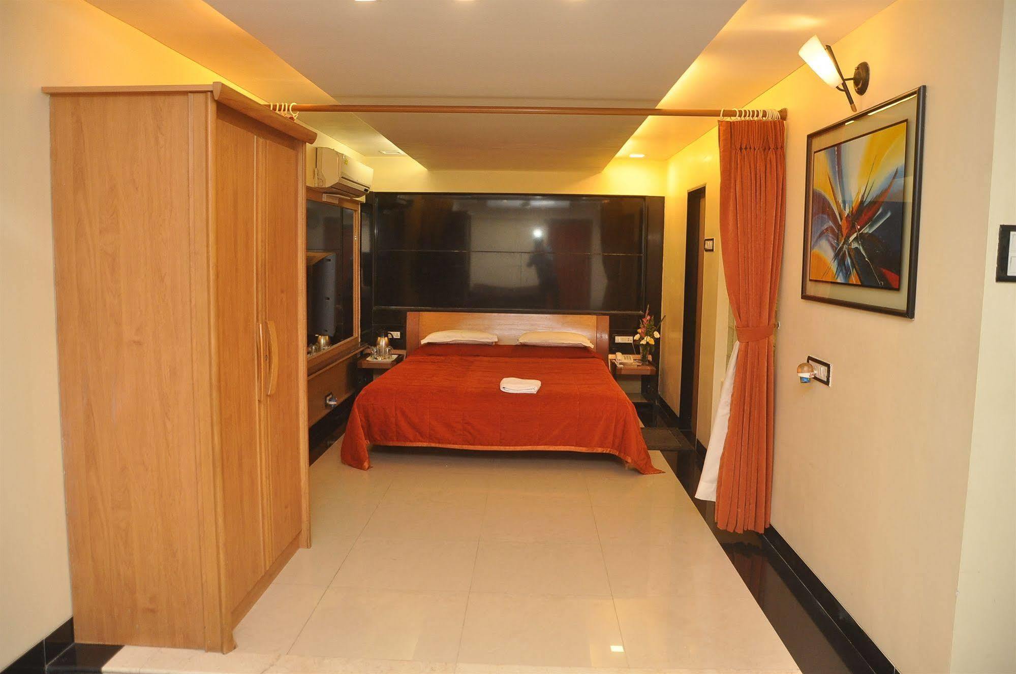 Hotel Metro Palace Bombay Extérieur photo