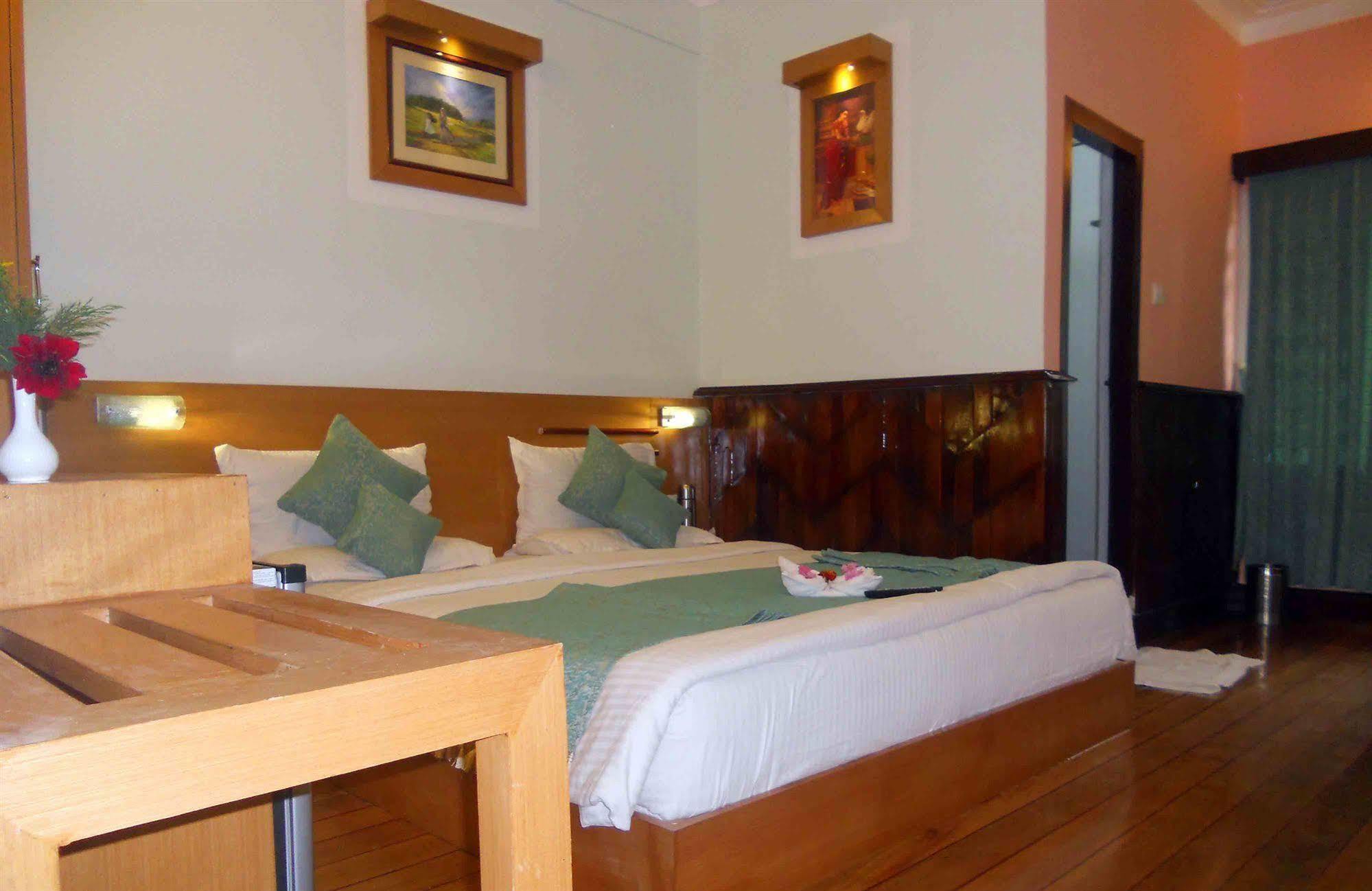 Hotel Metro Palace Bombay Extérieur photo